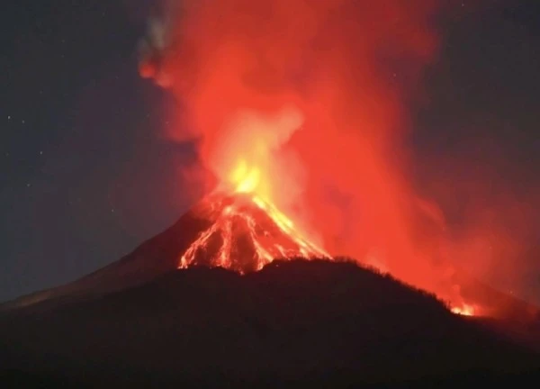 Indonesia: Núi lửa Dukono phun trào dẫn tới cảnh báo hàng không