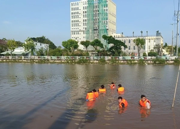 Người đàn ông bán dừa ngã xuống sông Bạc Liêu - Cà Mau tử vong