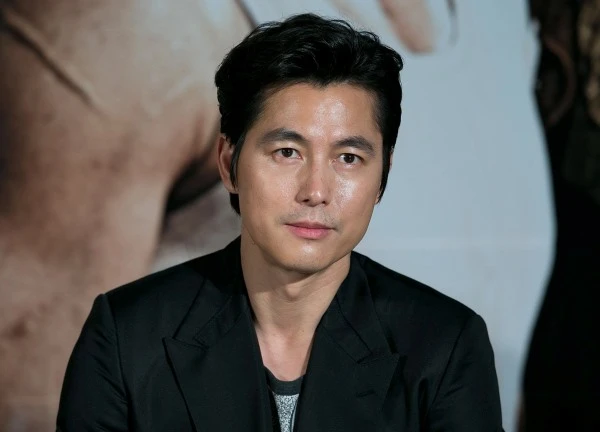 Sao Hàn 27/11: Tài tử Jung Woo Sung bị tố lăng nhăng, PSY bị tịch thu biệt thự