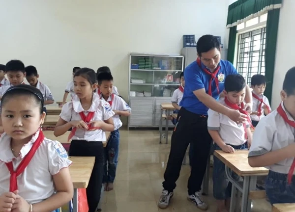 Tình huống xôn xao nhất lúc này: Học sinh quên khăn quàng, giáo viên áp dụng hình phạt gây tranh cãi