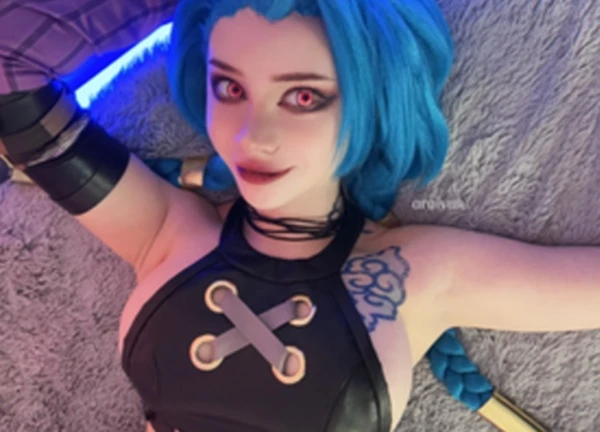 Cosplay Jinx phiên bản đầy gợi cảm, hot girl nhận kết đắng từ trò "chơi dại"