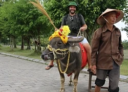 Ông chú chăn trâu ở Ninh Bình vô tư chụp ảnh với cậu bé 4 tuổi, 15 năm sau có người đến tìm, đòi gặp bằng được: Cái kết rớt nước mắt!