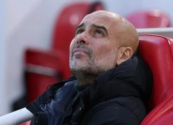 Neville chế nhạo Pep Guardiola