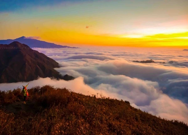 Bình minh trên 'biển mây' núi Muối