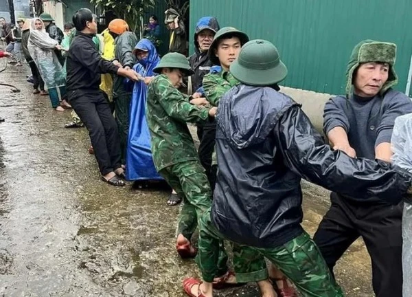 Hàng chục người trục vớt tàu cá bị chìm chưa rõ nguyên nhân ở Quảng Trị