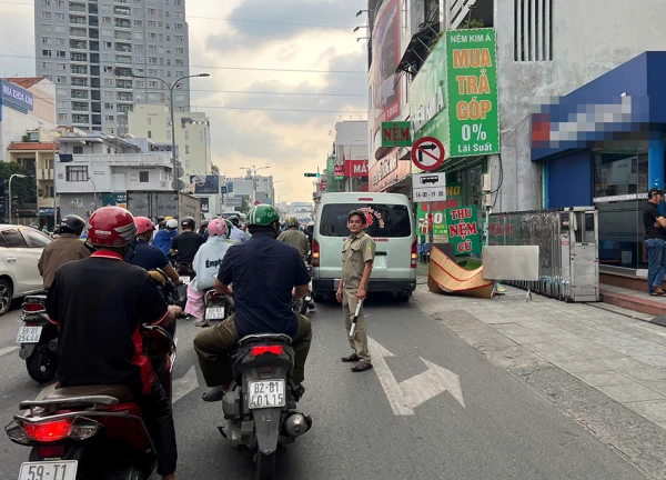 Người đàn ông gục ngã tử vong trước trụ sở ngân hàng ở TPHCM