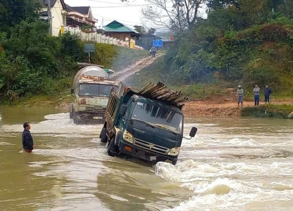 Ô tô tải bị nước cuốn khi qua ngầm tràn, 2 người được giải cứu