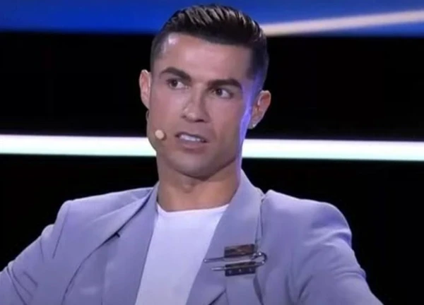 Ronaldo tham gia vào cuộc tranh cãi về quả bóng vàng