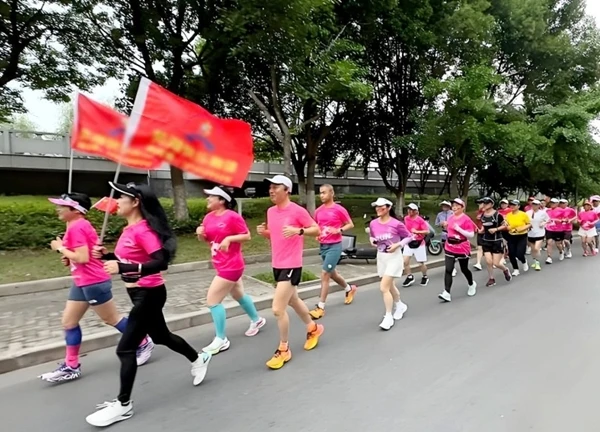 Nhân viên mới không tham gia team building chạy 10km liền bị sa thải ngay lập tức, tòa án tuyên bố: Công ty phải đền bù 73 triệu đồng