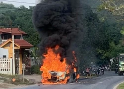 2 ô tô bốc cháy ngùn ngụt sau va chạm, 1 người tử vong