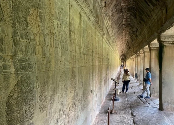 Khách Việt thăm Angkor Wat, xúc động thấy đóa sen trong tay bức tượng cổ