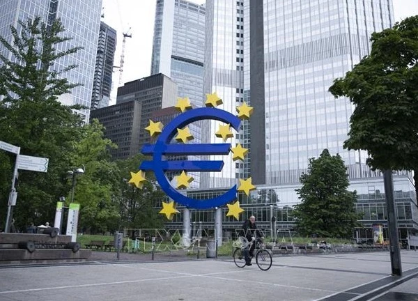 Ngành dịch vụ suy yếu đẩy Eurozone vào nguy cơ suy thoái kinh tế