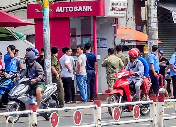 Bắt giữ thanh niên dùng xà beng đập trụ ATM để trộm tiền ở TPHCM