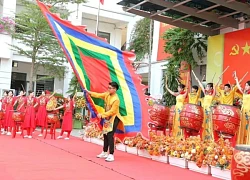 Con tôi phải 'trả giá' khi mẹ góp ý với ban phụ huynh chuyện chi tiền