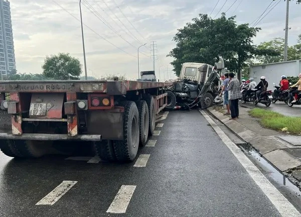 Xe đầu kéo lao qua làn xe máy, tông loạn xạ rồi xoay ngang đường