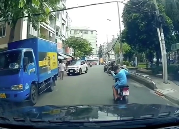 Biết mình sai, cậu bé liên tục làm hành động khiến người đàn ông thốt lên "không thể giận, cháu được giáo dục tốt quá"