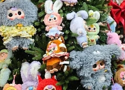 Cây thông Noel túi mù độc lạ hút khách dịp Giáng sinh