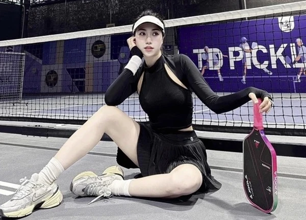 Đang đi chơi pickleball thì bị đồn là bạn gái Văn Toàn, hot girl Hải Dương đăng cả ảnh Hoà Minzy đính chính