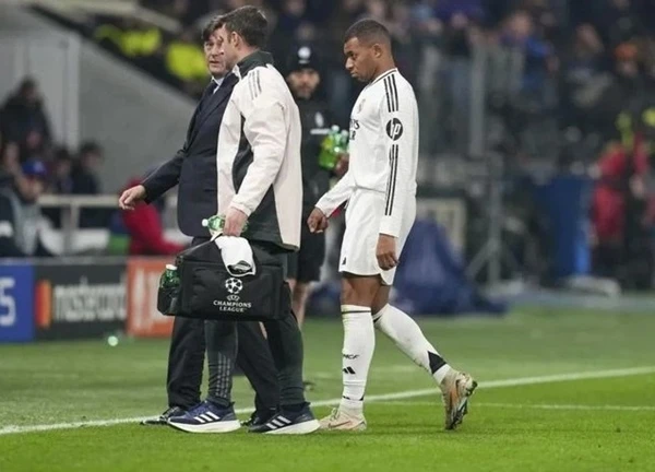 Kylian Mbappe chấn thương trong ngày đáng nhớ tại UEFA Champions League