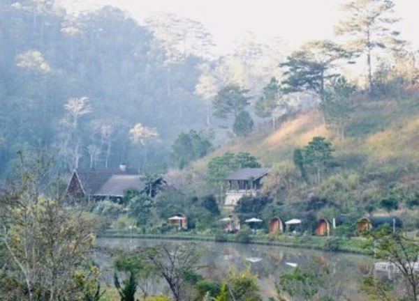 Phát hiện 1 "ngôi làng cổ tích" đẹp như ở châu Âu cách Đà Lạt 25km: Giá dưới 6 triệu đồng/đêm, nhiều người bất ngờ vì khung cảnh quá nên thơ