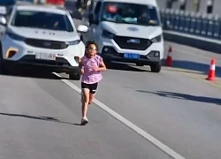 Sự thật ông bố Trung Quốc để con gái 6 tuổi chạy hộ cuộc thi marathon