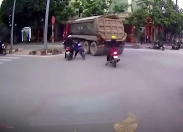 Video: Người đàn ông đi xe máy kéo em nhỏ thoát khỏi điểm mù xe tải