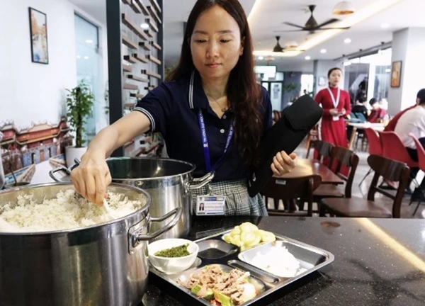 Cầm 30k vào canteen một trường đại học tư thục order suất cơm lấp bụng và nhận về "cái kết" siêu bất ngờ!