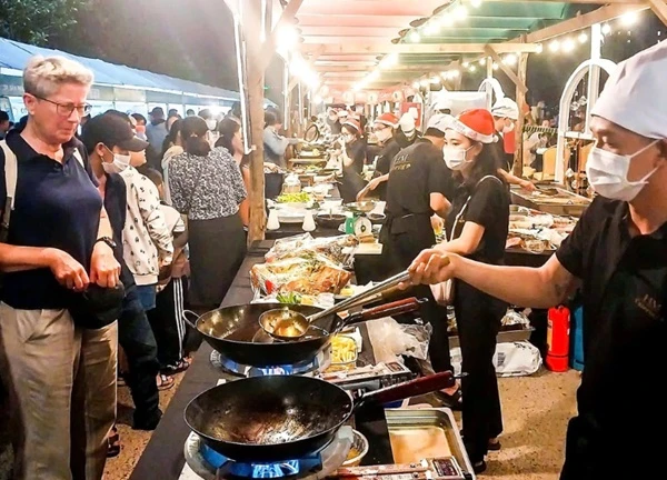 Kinh tế đêm 'thắp sáng' Phan Rang - Tháp Chàm, du khách khen hết lời