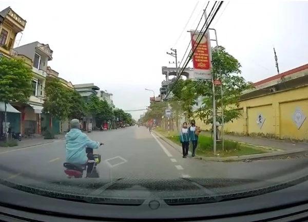 Qua đường suýt gây tai nạn, tưởng sẽ xin lỗi nhưng người phụ nữ chỉ đáp 1 chữ gọn lỏn