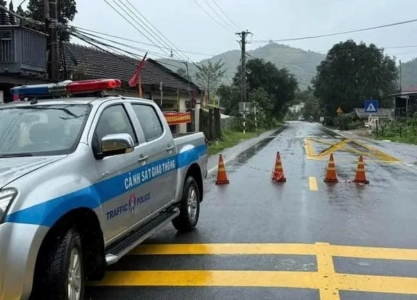 Sạt lở trên đèo Khánh Lê nối Nha Trang - Đà Lạt, giao thông tê liệt