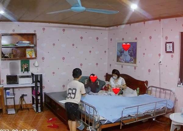 Camera ghi lại cảnh tượng trong căn phòng luôn sáng đèn, có người đàn ông "ngủ" 5 năm chưa thức dậy