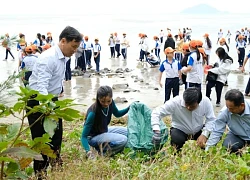 Hoa hậu H'Hen Niê dọn rác làm sạch môi trường biển