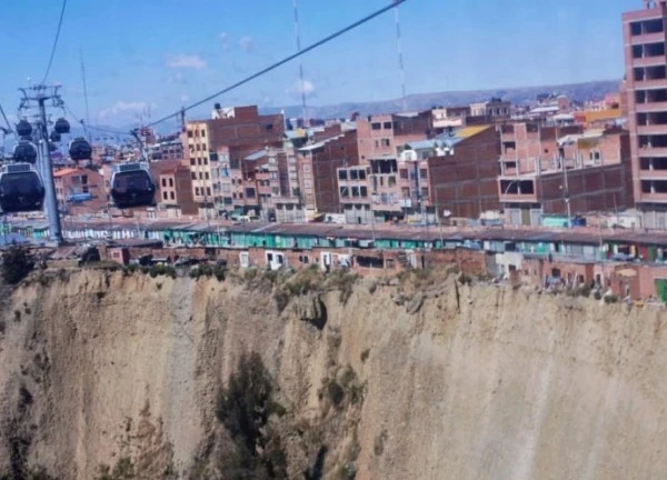 Những 'ngôi nhà tự sát' nằm chênh vênh trên rìa vách đá dựng đứng ở Bolivia