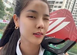 Nữ siêu mẫu rời showbiz, chọn cuộc sống bình dị bên chồng cầu thủ: Ngày chơi pickleball, tối bán hàng