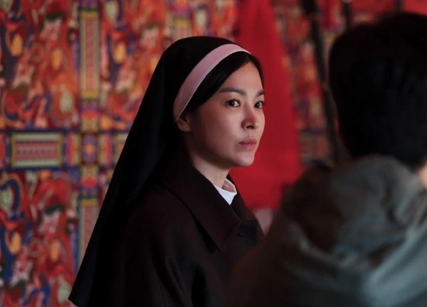 Song Hye Kyo tiết lộ những thử thách khi quay Dark Nuns