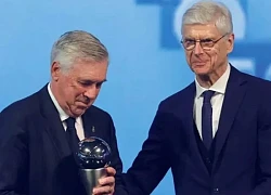 Wenger trêu đùa Ancelotti khi lên nhận giải thưởng