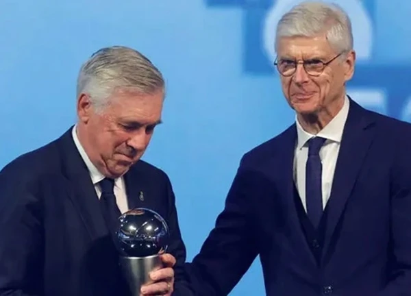 Wenger trêu đùa Ancelotti khi lên nhận giải thưởng