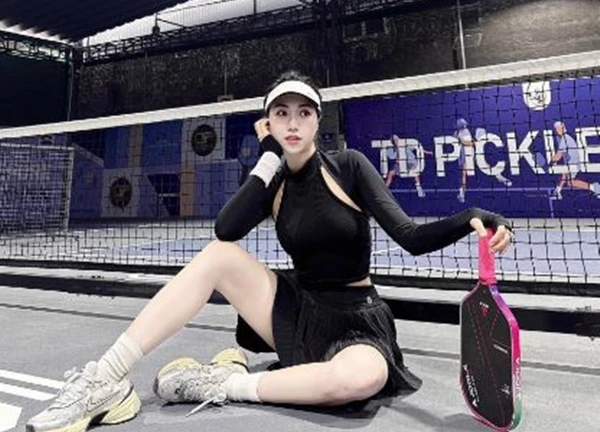 2 hot girl làng bóng đá xuống sắc vì mải mê chơi pickleball