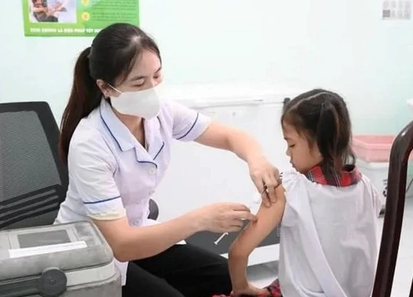 Bệnh nhân sởi tăng cao, tỉnh Bình Dương 'thúc' tiêm nhanh vaccine