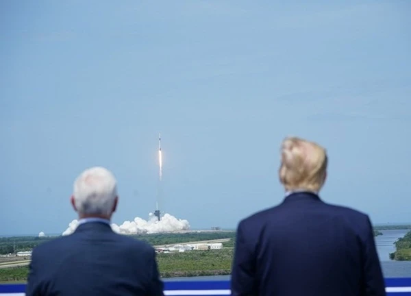 Chờ ông Trump giải bài toán tinh gọn NASA