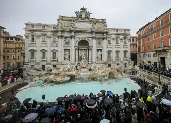 Đài phun nước biểu tượng Trevi ở Rome mở cửa trở lại