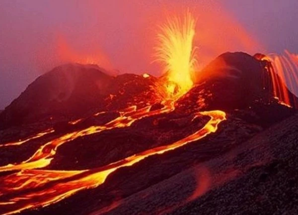 Núi lửa Kilauea trên đảo Hawaii phun trào: Dung nham và khí độc gây nguy hiểm