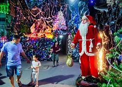 Giới trẻ TPHCM hào hứng với 'mưa tuyết' ở nhà thờ trước đêm Noel