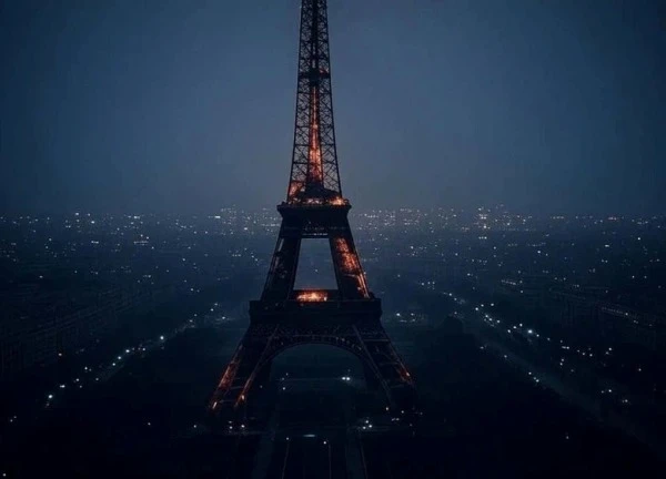 Hỏa hoạn tại Tháp Eiffel ngay trước thềm Giáng sinh