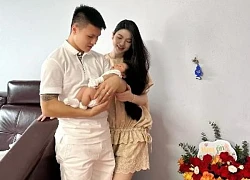 Vợ Quang Hải nhận mưa lời khen vì hành động lễ phép trên SVĐ, dáng vẻ chăm con hút luôn 5 triệu view