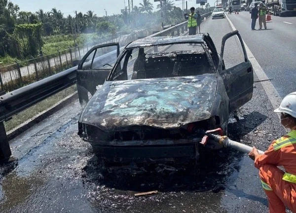 Vừa mua ô tô, đang lái về nhà thì xe bốc cháy ngùn ngụt