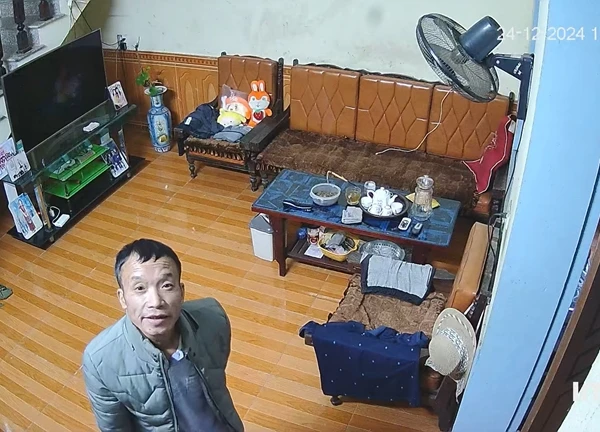 Con gái đi lấy chồng vô tình xem camera, nghe bố nói câu này liền tức tốc về nhà