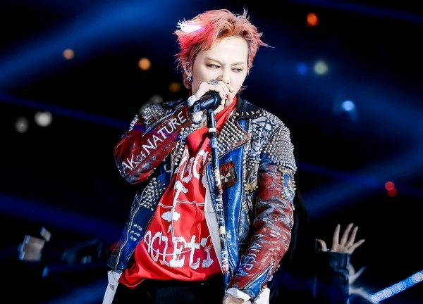 Nhóm nữ huyền thoại tái xuất khiến fan nức nở, "trùm cuối" G-Dragon gây choáng, được "o bế" chưa từng thấy!