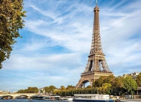 Tháp Eiffel hai lần bị kẻ siêu lừa đảo rao bán làm phế liệu