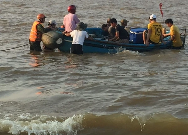 Vàng, trang sức trôi dạt vào bãi biển, người dân đổ xô đi nhặt